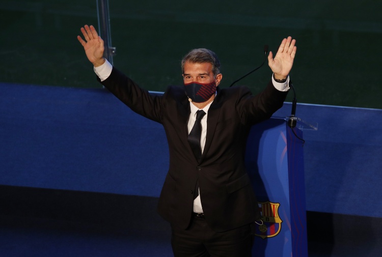 马卡报:拉波尔塔非常关注更衣室的情况,对巴萨的球员们开诚布公